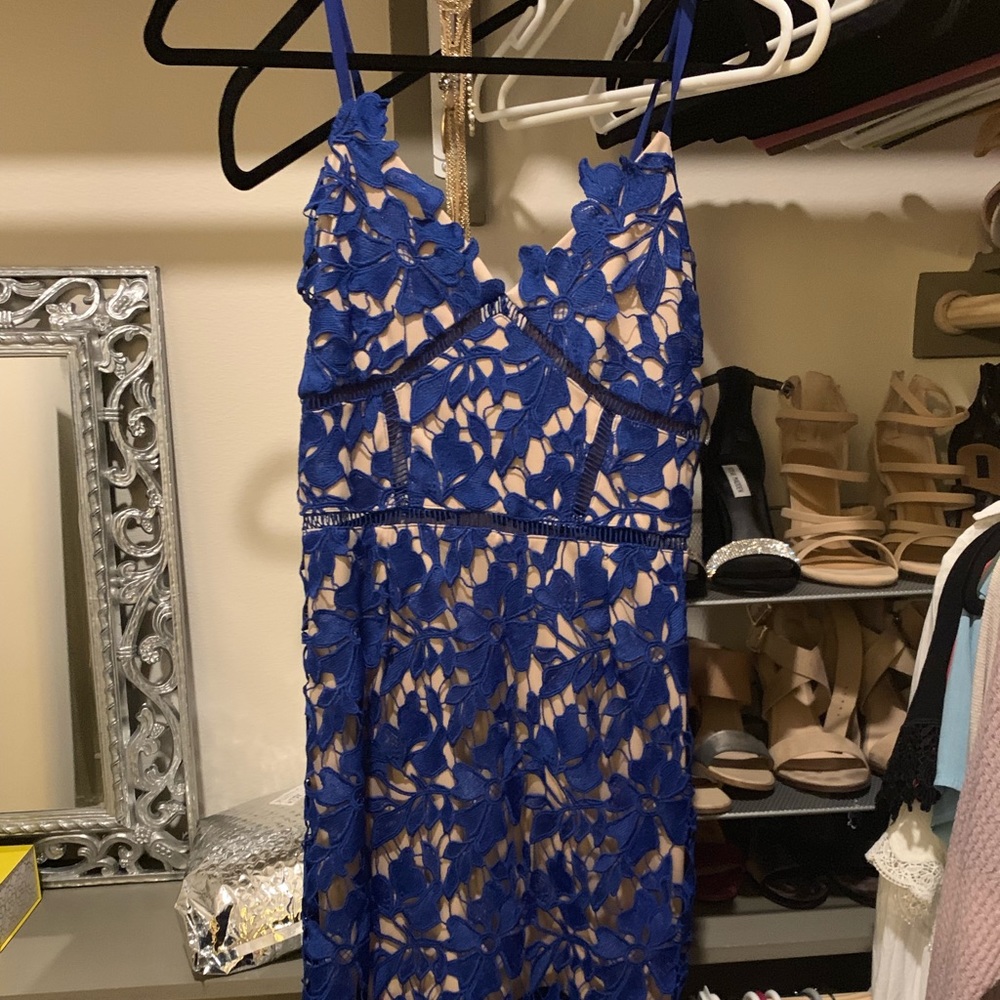 Women’s mid-length dress